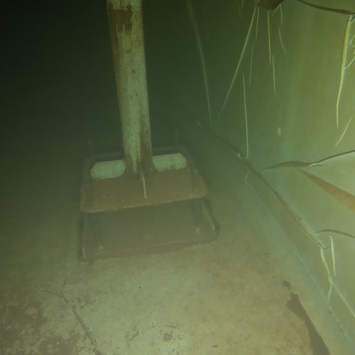 Sprinklertank-Inspektion: Stahltank, 5 Jahre – Rohrschelle Stuetze Bodenansicht Sedimente