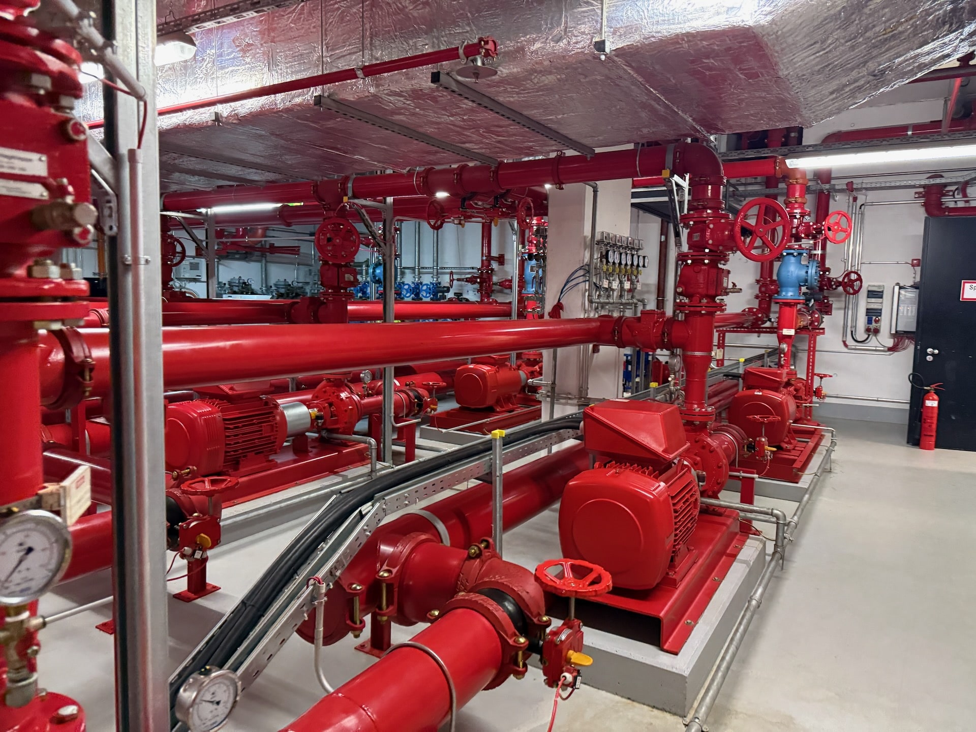 Sprinklertank-Inspektion: Grosse Sprinklerzentrale Hochhaus